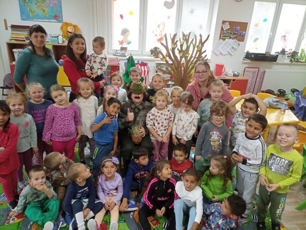 Fotografia kolektívu žiakov a učiteliek školy