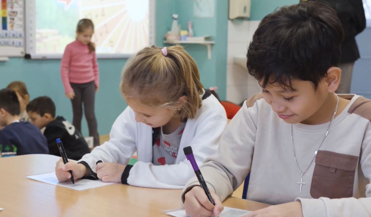 Ilustračný obrázok - reprofoto z videa: žiaci pracujú na vyučovacej hodine