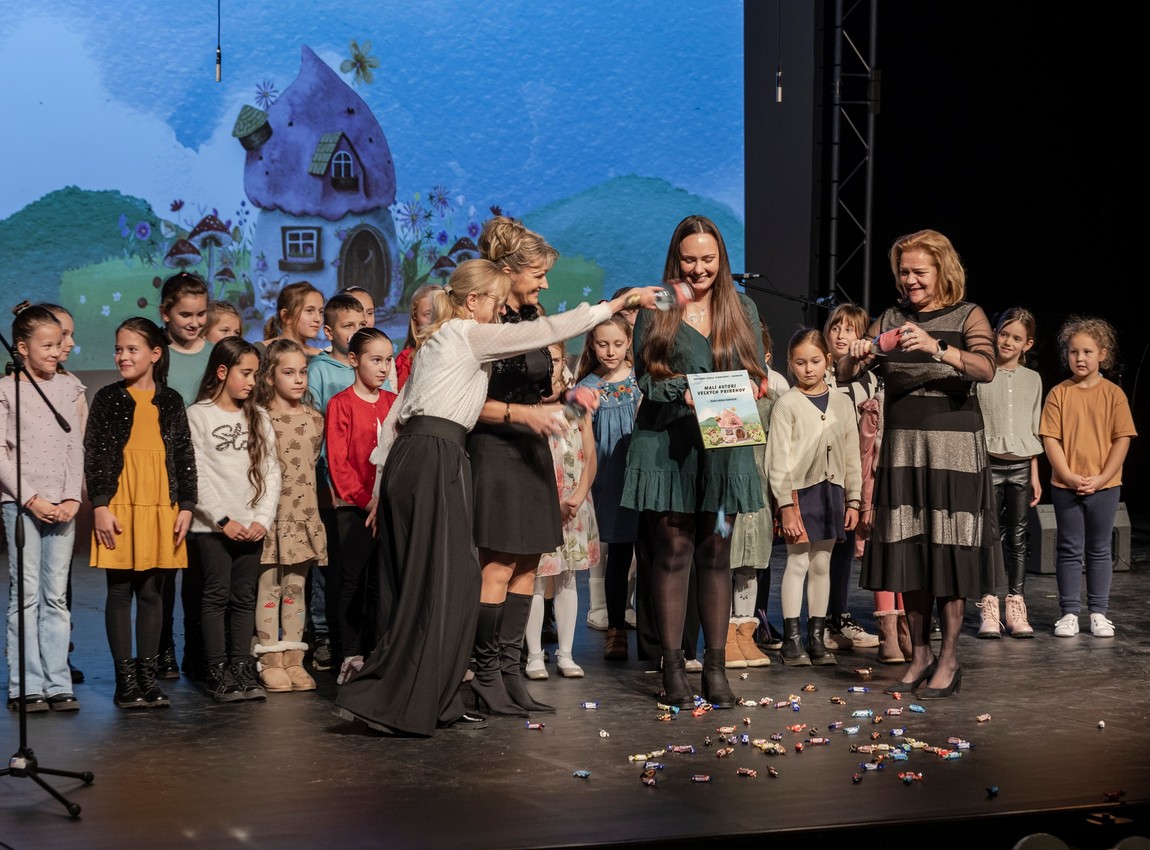 Fotografia z krstu knihy počas osláv 50. výročia založenia školy