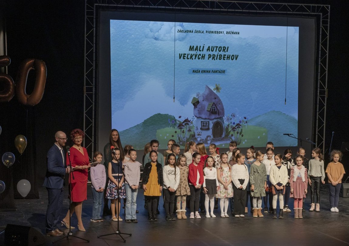 Ilustračný obrázok: Fotografia z uvedenia detskej knihy na oslave 50. výročia založenia školy